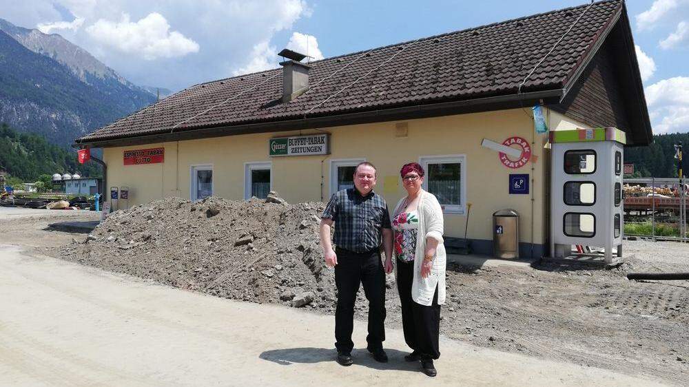 Wolfgang Maurer und Astrid Jamer im eigentlich abgesperrten Bereich vorm Bahnhofsstüberl 