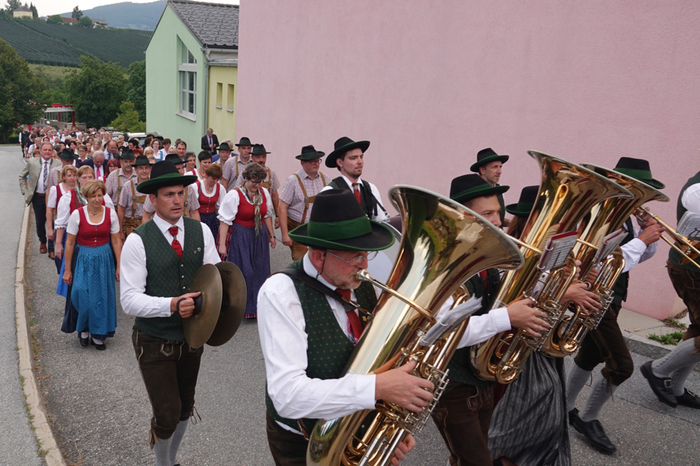 ... ein gemeinsamer Marsch zum Hoferstadl, begleitet von der Pucher Musikkapelle Heimatklang.