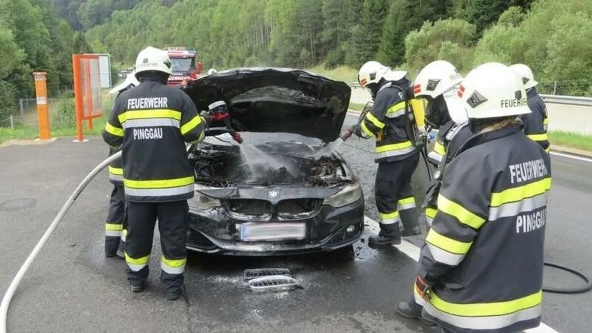 Die Feuerwehrleute konnten den Motorbrand rasch löschen