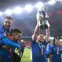 JORGINHO mit SPINAZZOLA Leonardo Team ITA nach der der Siegerehrung mit dem EM Pokal Finale Spiel England - Italien am 1