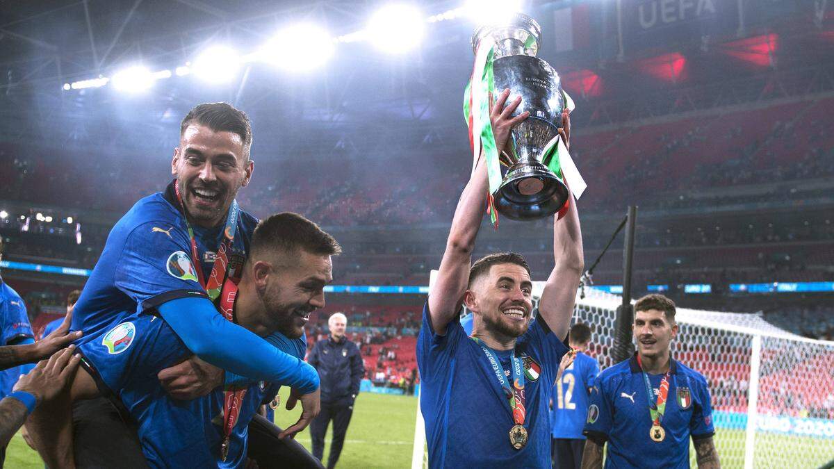 JORGINHO mit SPINAZZOLA Leonardo Team ITA nach der der Siegerehrung mit dem EM Pokal Finale Spiel England - Italien am 1