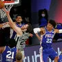 Jakob Pöltl inmitten von 76ers