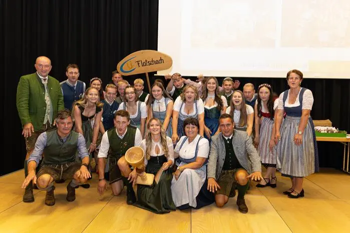 Den Auftakt bildete die Feldmesse. Anschließend wurde der Festakt von Bezirksleiterin Johanna Hüler und Bezirksobmann Daniel Tragner eröffnet. Zuvor waren die Ortsgruppen im Rahmen einer Parade auf das Festgelände eingezogen.