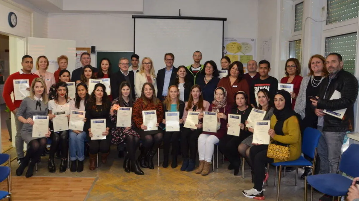 Die Migrantinnen und Migranten erhielten im feierlichen Rahmen ihre Zeugnisse