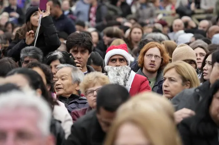 Gläubige warten am Christtag auf den Segen des Papstes. Vom Balkon des Petersdoms aus spendet das Oberhaupt der etwa 1,3 Milliarden Katholiken den Segen „Urbi et orbi“.