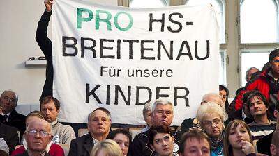 Auch im Landtag wurde für den Erhalt der Schule protestiert.