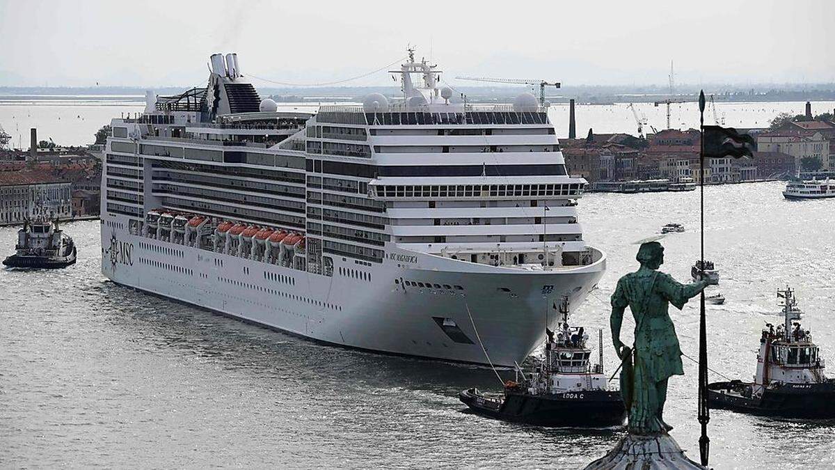 Alltägliches Bild: Riesige Kreuzfahrtschiffe im Giudecca-Kanal