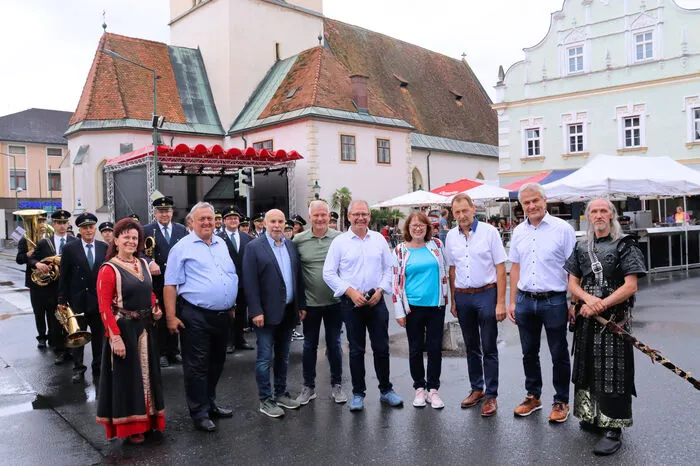 Nach der Begrüßung durch Bürgermeister Bernd Osprian konnten die Besucher bis in die späten Nachtstunden ein buntes Programm mit zahlreichen Highlights genießen.