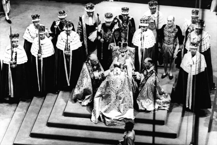 Traditionell findet die Krönung in der Westminster Abbey statt. Das bekannte Londoner Gotteshaus liegt gegenüber dem Parlament und ist seit Jahrhunderten die Krönungsstätte für die britischen Monarchen. Charles wurde mit dem Tod seiner Mutter Queen Elizabeth II. am 8. September 2022 automatisch König und könnte - wie es Edward VIII. tat - auch ohne Krönung regieren.