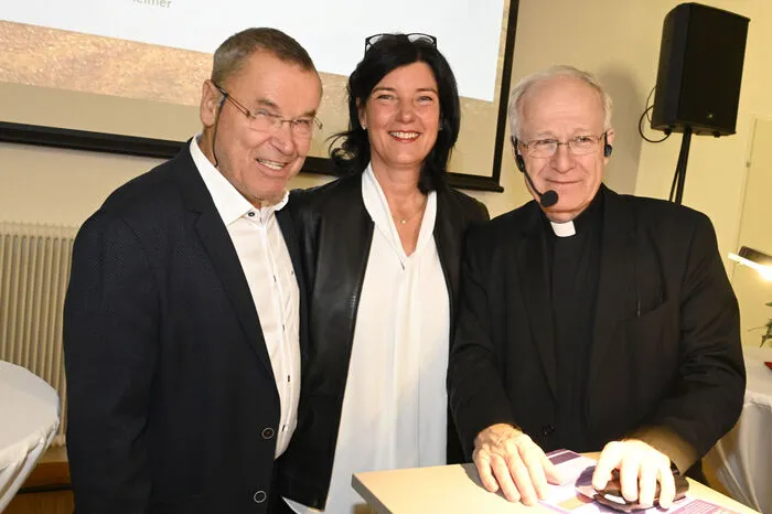Die Gastgeber August und Marika Mayer mit Professor Martin Rhonheimer.