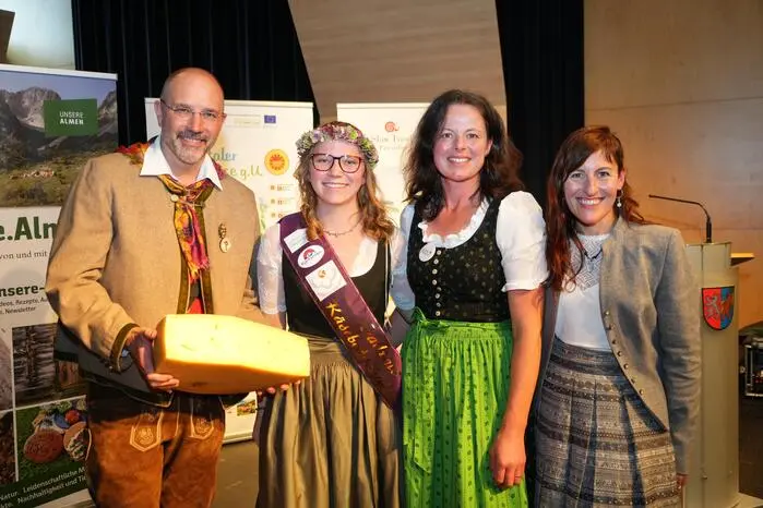 Bürgermeister Josef Zoppoth, die Käsebotschafterin Sara Hohenwarter, Elisabeth Buchacher, Obfrau des Vereins Gailtaler Almkäse g. U. sowie Sabrina Kalser von „So viel mehr Kötschach-Mauthen“