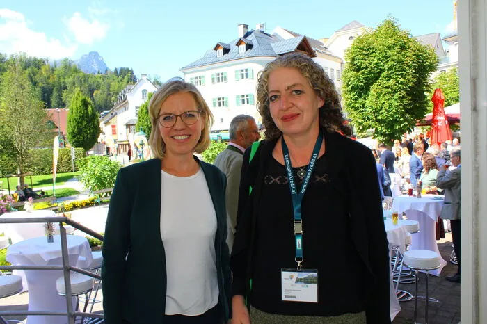 Gewessler mit der Bad Ausseer Grün-Gemeinderätin Alexandra Steinwidder