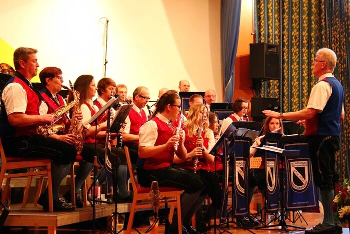 Beim traditionellen Frühjahrskonzert spielten auch die Bläserklasse der Volksschule auf, gesangliche Untermalung durch den Jägerchor.