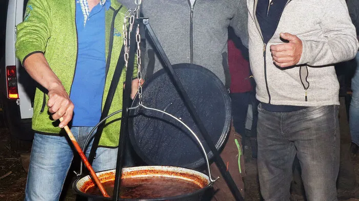 Am Foto von links: Markus Sonvilla (machte die Gulaschsuppe), Obmann-Stellvertreter Hermann Miklautz und Sigo Spitaler waren die Hauptverantwortlichen für das Osterfeuer.