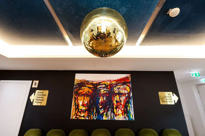 ... samt Discokugel und goldenen Wellness-Schildern, die man dem abgerissenen Hotel Paradies abgekauft hat ...