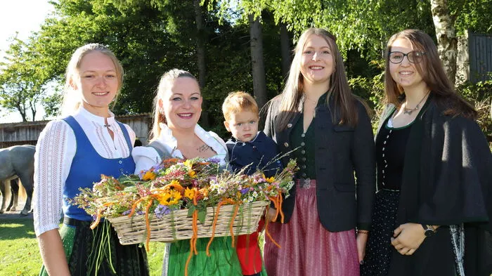 Auch wenn heuer keine Zuseher dabei waren, durfte die Tradition nicht zu kurz kommen. Deshalb wurden die Lipizzanerhengste auf ihrem Weg ins Tal wie üblich beim Gasthaus Wiendl in Maria Lankowitz geschmückt.