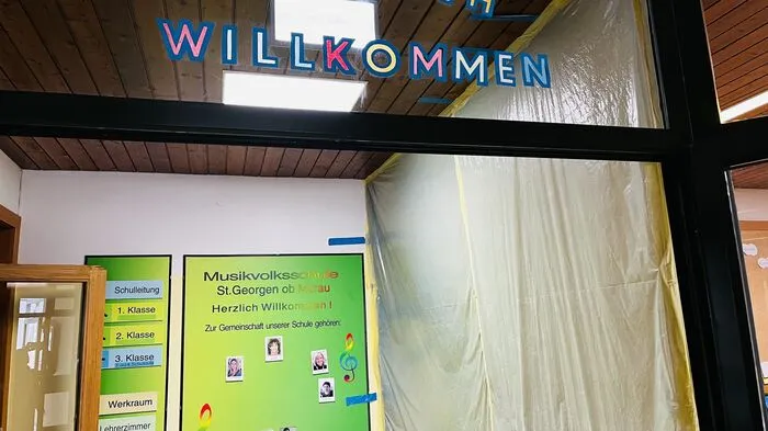 Die Schule heißt Besucherinnen und Besucher willkommen 