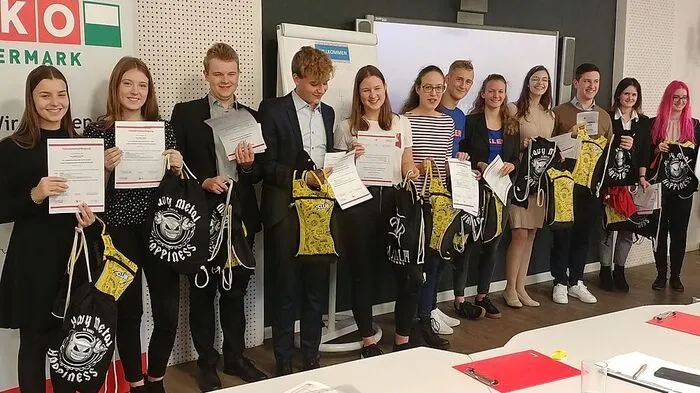 Die Teilnehmerinnen und Teilnehmer der ersten Landesmeisterschaft in Entrepreneurship an der HAK Eisenerz