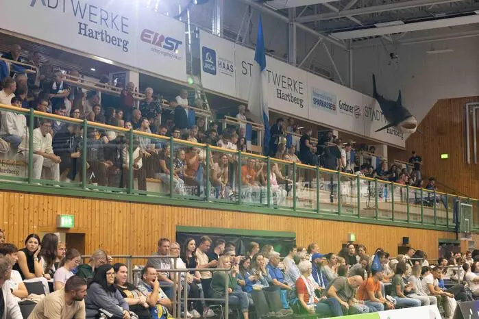 Die Stimmung in der Halle war elektrisierend – die Fans peitschten ihr Team lautstark zum verdienten Sieg und feierten ausgelassen den ersten Titel der neuen Saison.