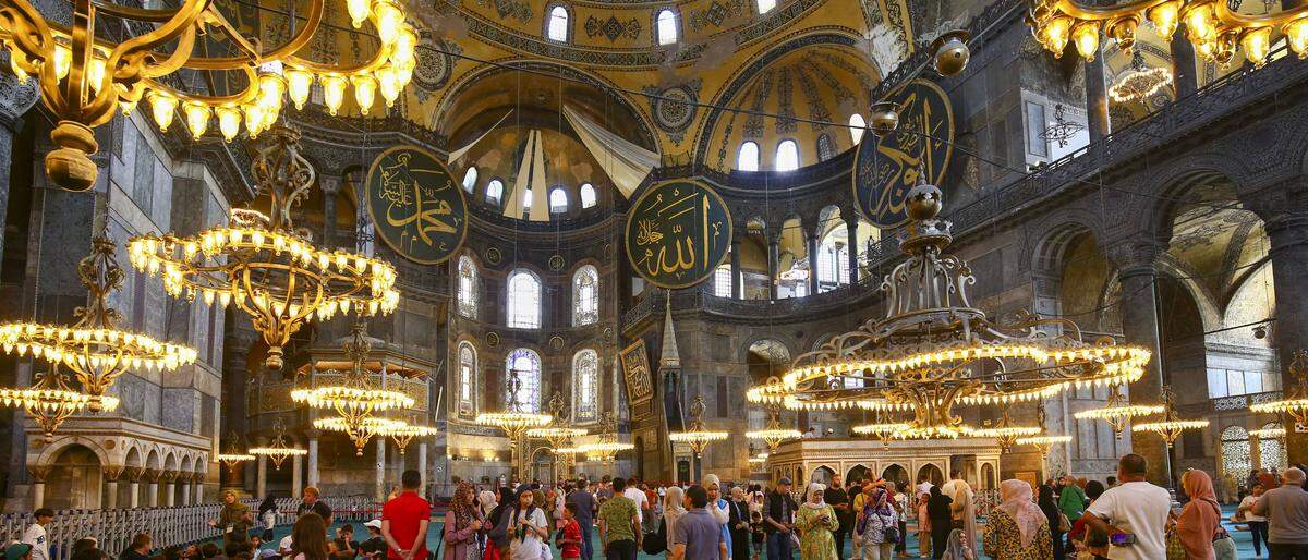 Seit der Umwandlung in eine Moschee im Juli 2020 werde die Hagia Sophia von jährlich drei Millionen Gläubigen heimgesucht