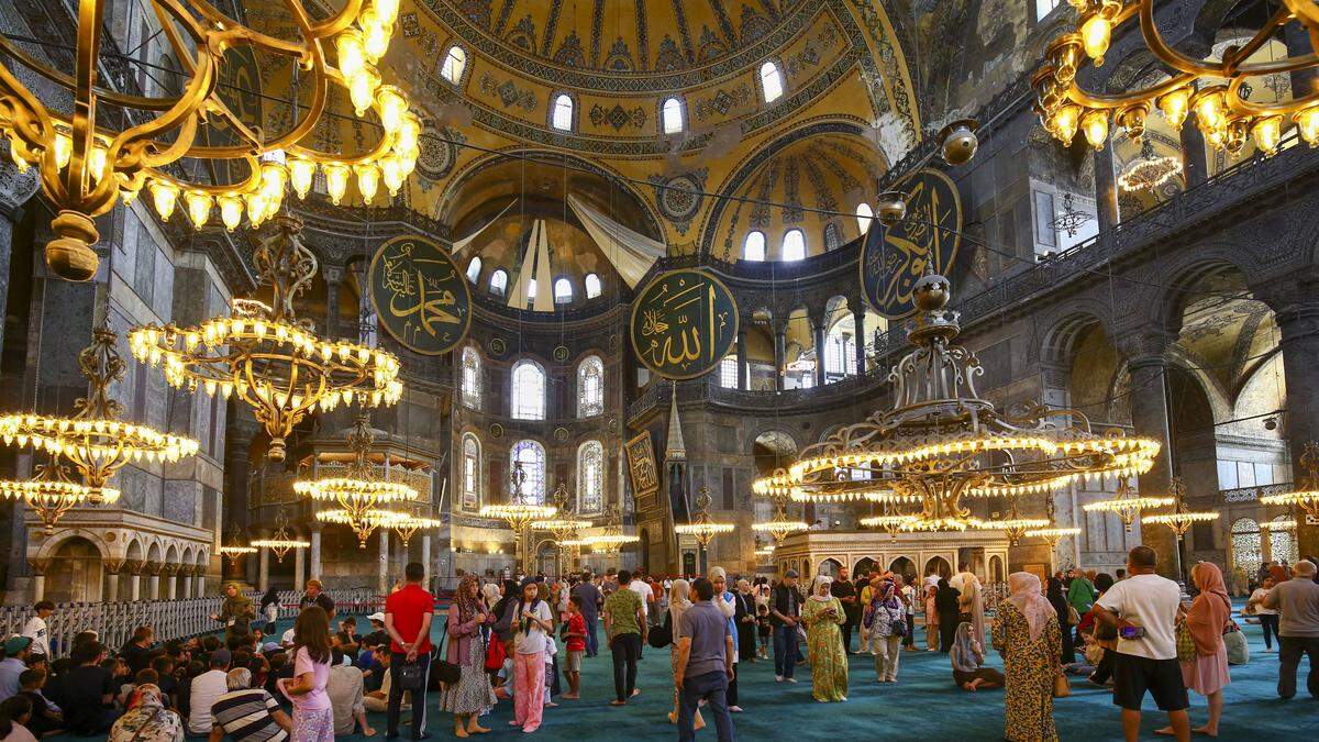 Seit der Umwandlung in eine Moschee im Juli 2020 werde die Hagia Sophia von jährlich drei Millionen Gläubigen heimgesucht