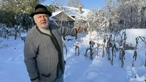 Wilfried Gomobcz zeigt auf seinen Gemüsegarten, in dem er schon des Öfteren nach der Silvesternacht Müll von Feuerwerkskörpern gefunden hat