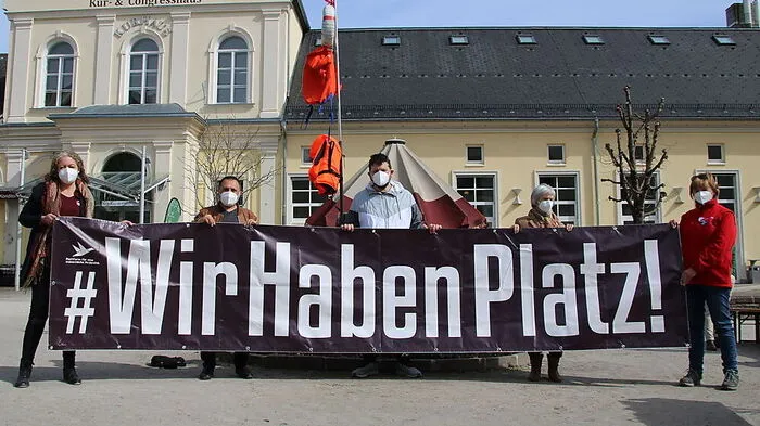 Protest in Bad Aussee (v.l.n.r): Alexandra Steinwidder (Die Grünen), Aloysef Kheder, Petar Rosandic (SOS Balkanroute), Astrid Remschak (Volkshilfe Amdont) und Mitorganisatorin Steffi Machart