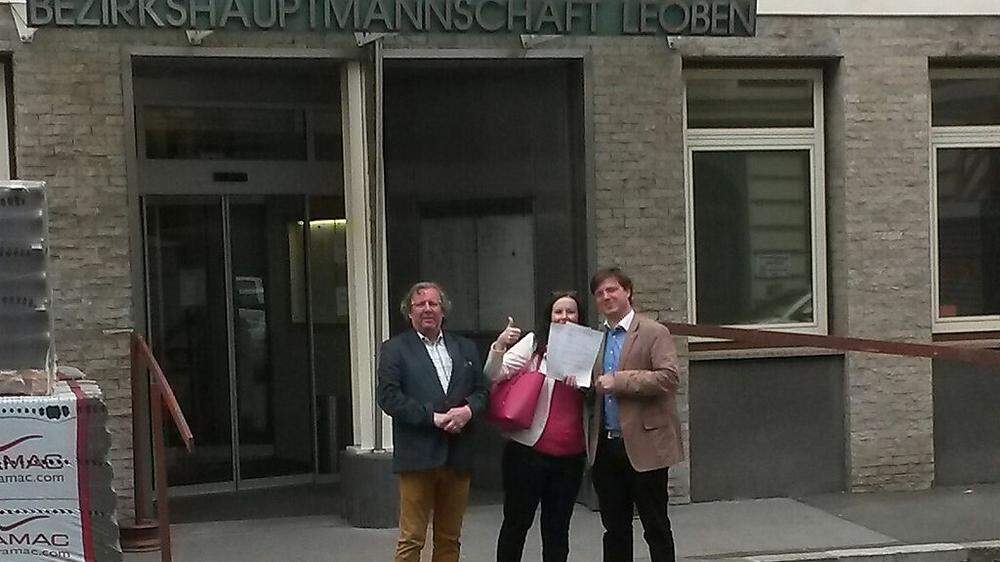 Werner Hauer, Bettina Hofer und Lukas Lerchner reichten nun die Unterstützungserklärungen bei der Bezirkshauptmannschaft Leoben ein