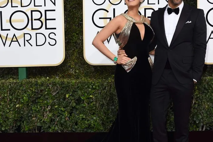 ... Stilecht in Schwarz-Gold: Schauspielerin Blake Lively in Atelier Versace mit ihrem Ehemann Ryan Reynolds ...