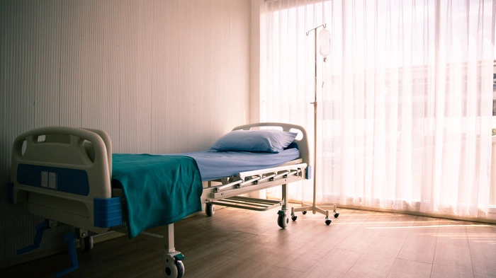 Noch im Krankenhausbett soll der Mann die Frau erwürgt haben.