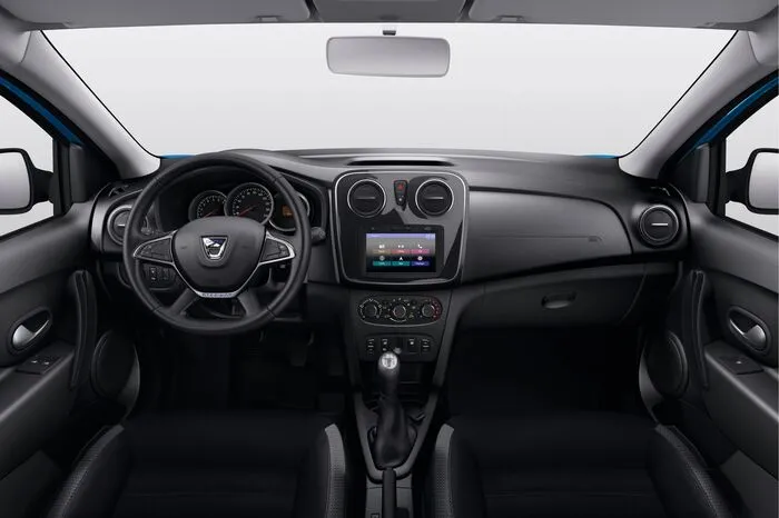 Auch in den Innenräumen der Dacia-Modelle weht jetzt ein frischer Wind: In Chromoptik glänzen die Einfassungen der Belüftungsdüsen und des Zentralinstruments. Die Hupe sitzt jetzt mittig auf dem neu gestalteten Vier-Speichen-Lenkrad.
