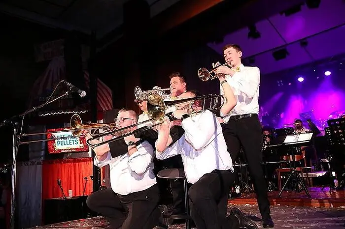 Unter Obmann Michael Reinisch, der gemeinsam mit seinem Stellvertreter Manfred Pignitter schwungvoll durch das Programm führte, und Kapellmeister Franz Steiner präsentierten die Musikerinnen und Musiker Blasmusik mit Comedy, Tanzeinlagen und beeindruckende Bühneneffekte