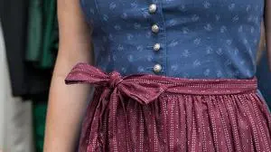 Ist ein kleiner Flirt drinnen? Was bedeutet die Platzierung des Schürzenknotens?