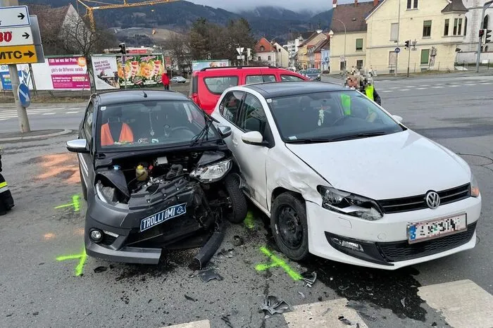 Aus unbekannter Ursache kollidierten ein Pkw und ein Mopedauto