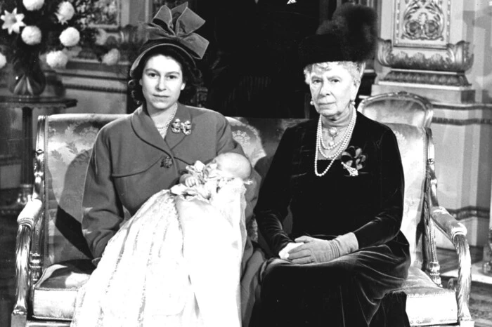 Dezember 1948: Elizabeth hält ihren Sohn, daneben ihre Großmutter Queen Mary und ihr Vater König George VI.