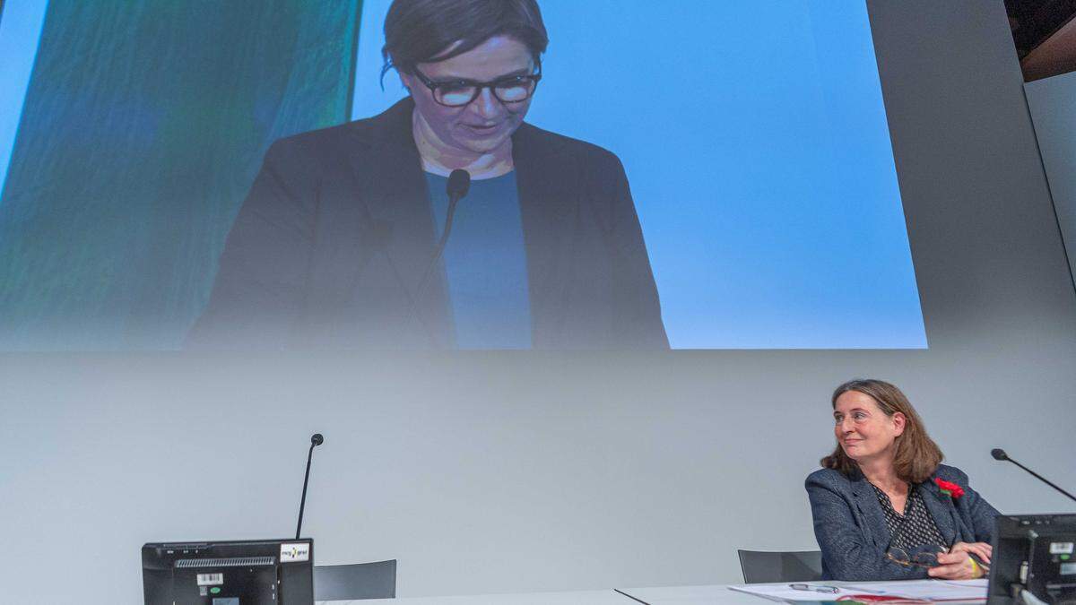 Vizebürgermeisterin Judith Schwentner (Grüne) legt Koalitionspartnerin Elke Kahr (KPÖ) und dem Gemeinderat die neue Geschäftsordnung für den Klimabeirat vor