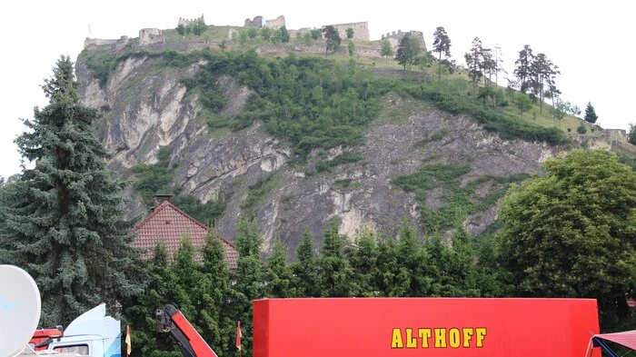 Auf der Wiese neben dem BILLA mit wunderbarem Ausblick auf die Burgruine Griffen hat der Zirkus seine Zelte aufgeschlagen
