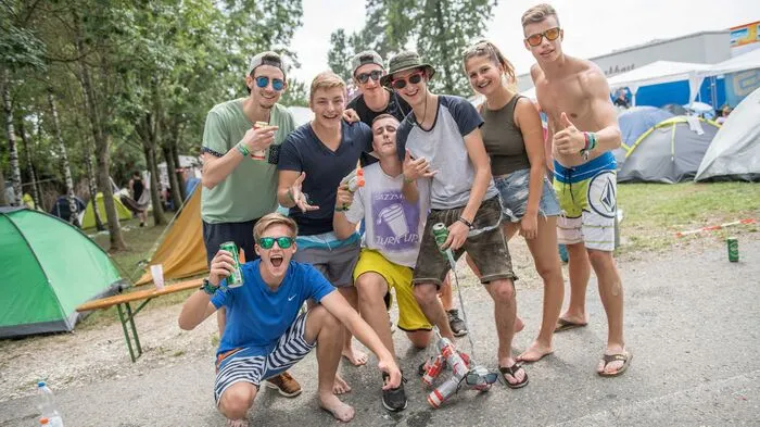 Von wegen Katerstimmung, die Party ist am Campingplatz wieder voll im Gange.