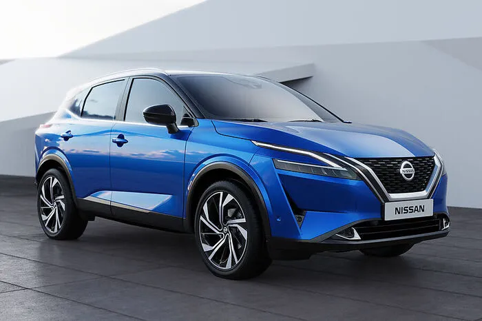 Wer schon einmal seine Garage ausmessen möchte: In der Länge legt der Qashqai um 35 auf 4425 Millimeter zu, in der Breite um 32 auf 1838 und in der Höhe um 25 auf 1635 Millimeter. Der Radstand streckt sich auf 2666 Millimeter (plus 20 mm), was sich in mehr Platz für die Passagiere umrechnen lässt.