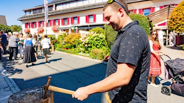 Bürgermeister Anton Safron und Organisatorin Barbara Schimun konnten rund 2000 Besucherinnen und Besucher zu dem beliebten Fest begrüßen. Den Auftakt bildete die Heilige Messe, ehe das Kartoffelfest mit einem Kulturprogramm und den Festansprachen feierlich eröffnet wurde. Danach drehte sich alles um die namensgebende Knolle: Zahlreiche kulinarische Köstlichkeiten rund um die Kartoffel warteten auf die Gäste. Großen Zuspruch fand auch das umfangreiche Angebot an Torten und Mehlspeisen.
Für beste Stimmung und die passende musikalische Unterhaltung sorgte das Hauskant’n Trio. Um 14 Uhr stand die Verlosung attraktiver Preise auf dem Programm. Im Anschluss zeigte die Landjugend St. Egyden ihr tänzerisches Können und begeisterte das Publikum mit ihrem Auftritt.
Auch zahlreiche Vertreter aus Politik und Gemeinden ließen sich das Kartoffelfest nicht entgehen. Unter den Gästen waren Landeshauptmann-Stellvertreterin Gaby Schaunig mit ihrem Gatten, Landeshauptmann-Stellvertreter Martin Gruber, FPÖ-Landesparteiobmann Erwin Angerer sowie die Bürgermeister Markus Perdacher aus Maria Wörth, Josef Lindl- Köttmannsdorf und Helmut Ogris aus St. Margareten. Für Ogris steht schon das nächste kulinarische Fest vor der Tür: In St. Margareten wird am 20. September wieder das traditionelle Fisolenfest gefeiert.