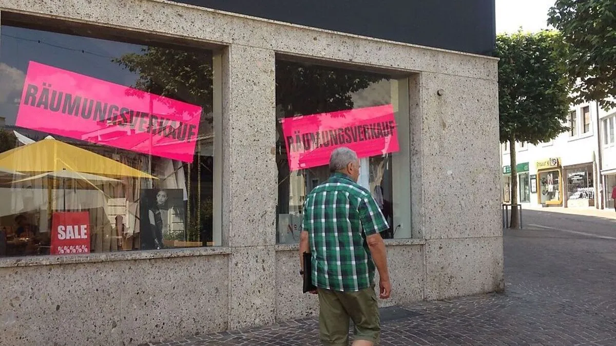 In großen Lettern wird im Nr.41 auf den Räumungsverkauf hingewiesen