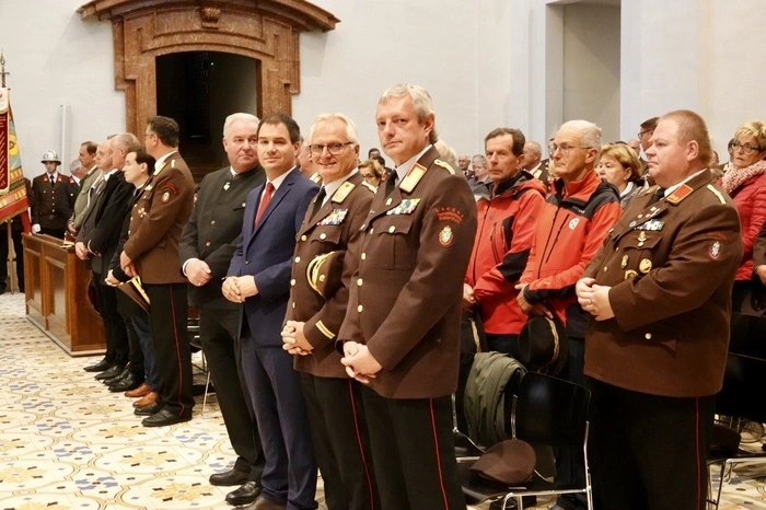 Anschließend wurde der Festgottesdienst im Beisein von Landeshauptmann Hermann Schützenhöfer, Landeshauptmann-Stellvertreter Michael Schickhofer, Feuerwehrpräsident Albert Kern sowie Landesfeuerwehrkommandant Reinhard Leichtfried- mit Landesfeuerwehrkurat Pater Michael Staberl und weiteren Feuerwehrkuraten gefeiert.