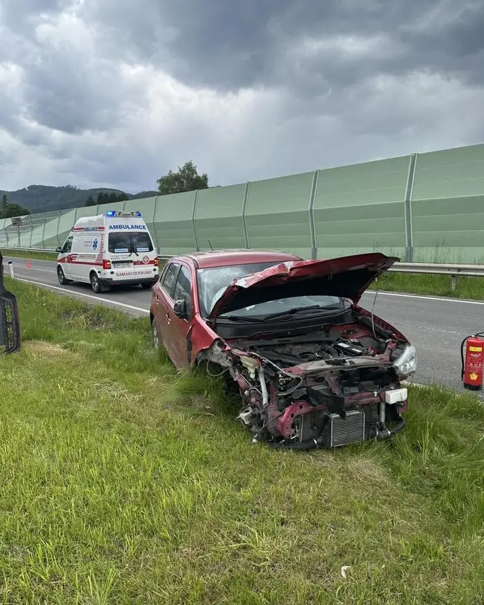 Das Auto wurde schwer beschädigt