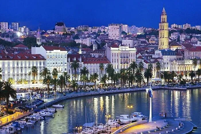 Die Geschichte von Kroatiens zweitgrößter Stadt Split beginnt rund 300 nach Christus, als der römische Kaiser Diokletian beschloss, seinen Palast, in dem er die letzten Jahre seines Lebens verbringen wollte, auf der Halbinsel zu bauen. Seit 1979 ist der gesamte historische Kern von Split, einschließlich des Diokletianspalastes, auf der Weltkulturerbe-Liste der Unesco. Bis heute sind alle historischen Denkmäler der Stadt gut erhalten.