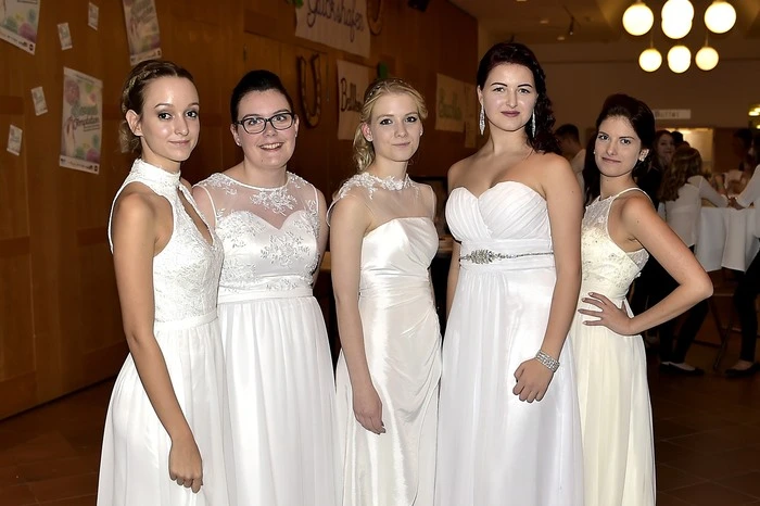 Freudestrahlend stellte Klassenvorständin Christa Müller die 23 Maturantinnen mit ihren Tanzpartnern den Ballgästen vor.