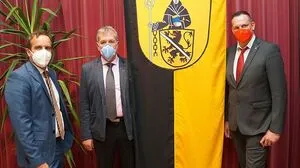 Bezirkshauptmann Georg Fejan mit den beiden Vizebürgermeistern Heinz Joham und Gunter Kienberger (von links)