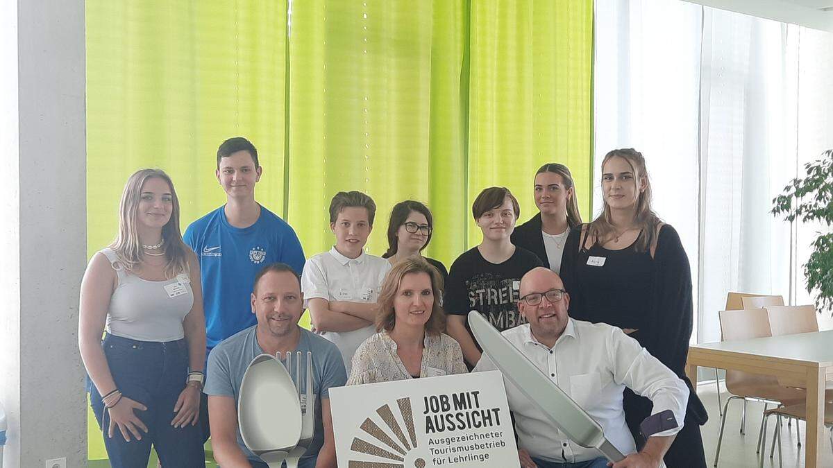 Thomas Scheuchl, Marlies Rainer und LBS-Direktor Wolfgang Gressel (vorne) mit den Lehrlingen  Vera Giacobini, Alexander Franke, Julian Hütter, Emely Leihser, Nadja Tappauf, Leonie Schabernack und Sophie Petrie 