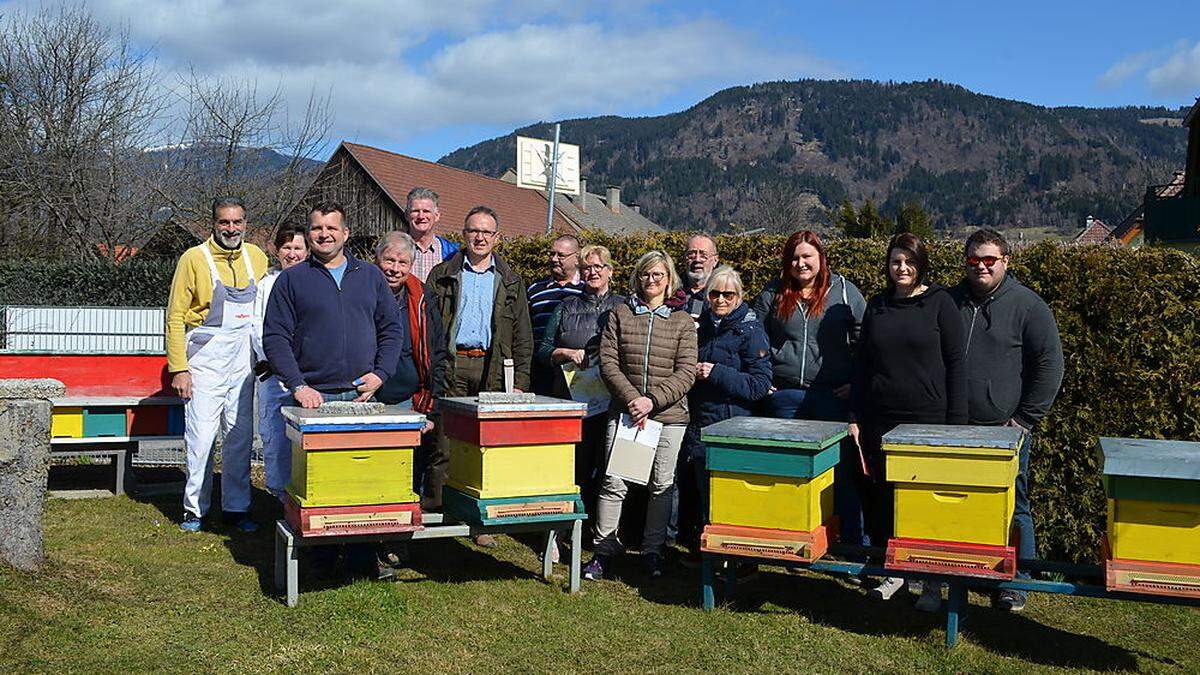 Rudolf Köchl (ganz links) bei der Ausbildung seiner Jungimkergruppe im letzten Jahr 