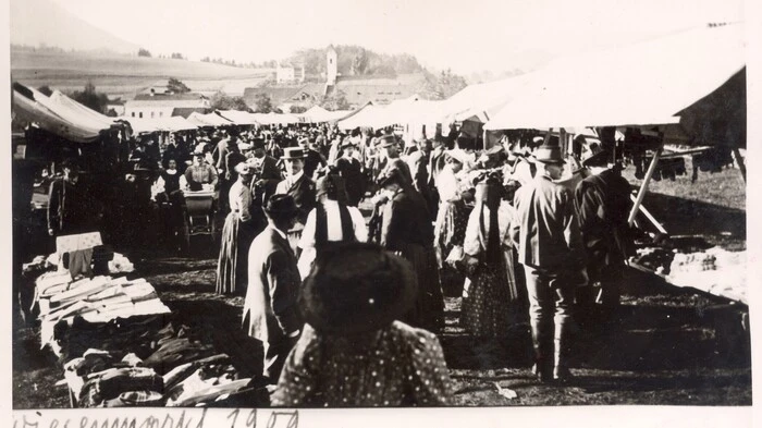 Der St. Veiter Wiesenmarkt im Jahr 1909.