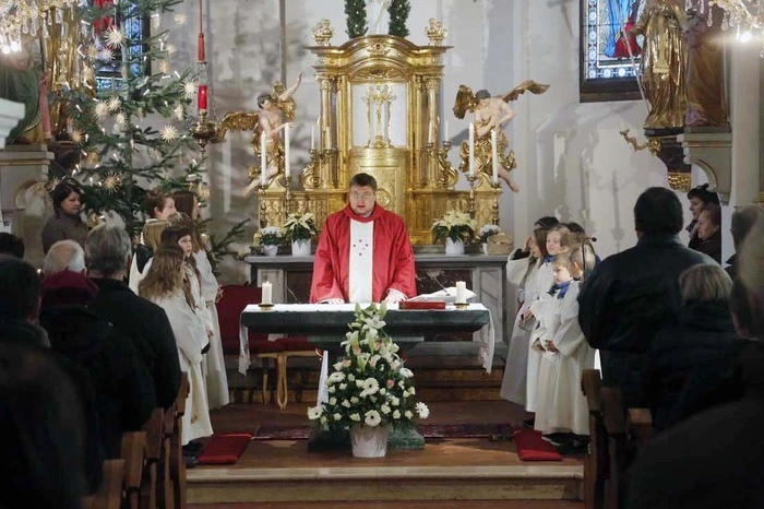 ...feierte Pfarrer Maciej Trawka den Weihnachtsgottesdienst mit seiner Glaubensgemeinde.